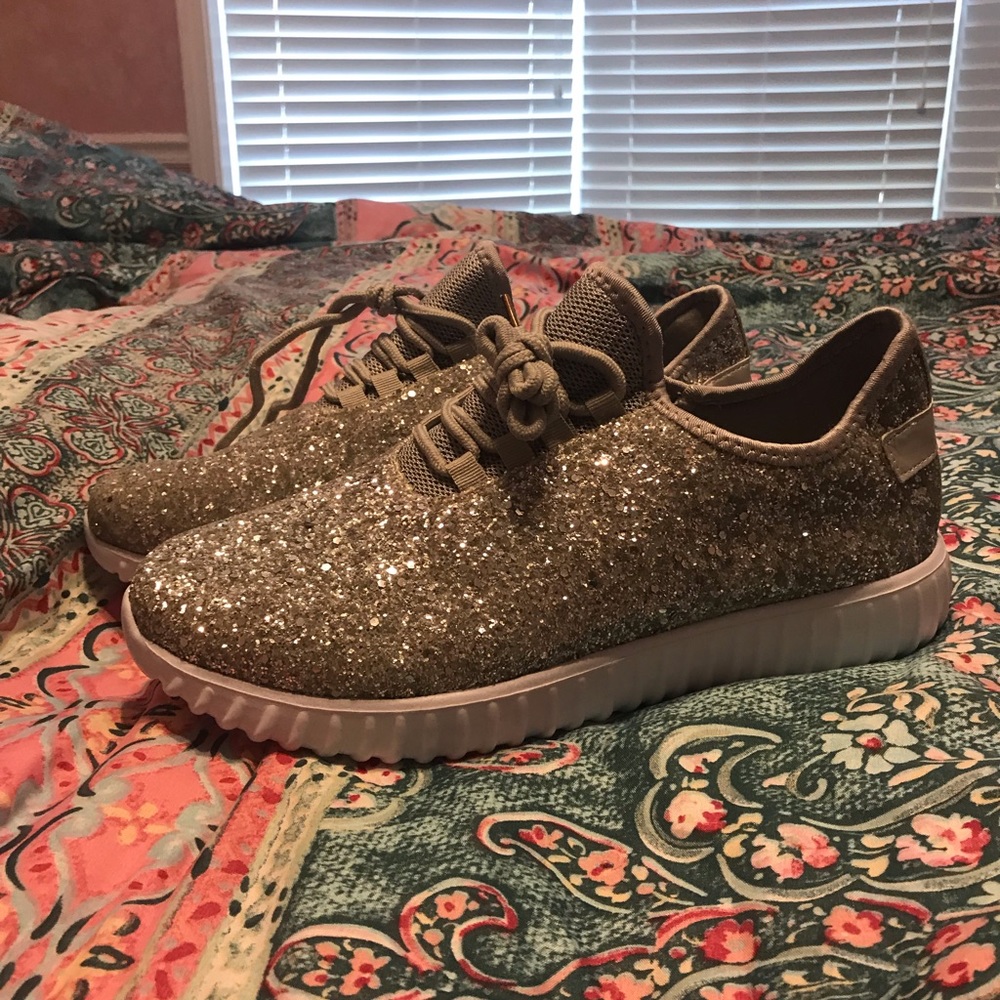 Sparkly athletic shoes / tennis shoes